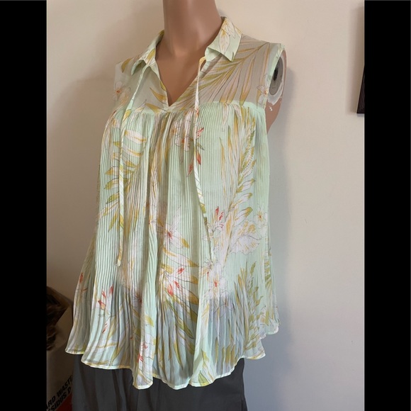 LC Lauren Conrad Tops - 🌸 ♥️ So feminine! Summer sleeveless blouse M L floral light